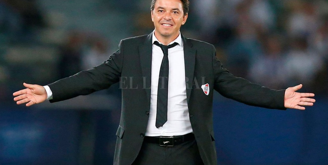 Gallardo donó su saco para ayudar a comedores parroquiales