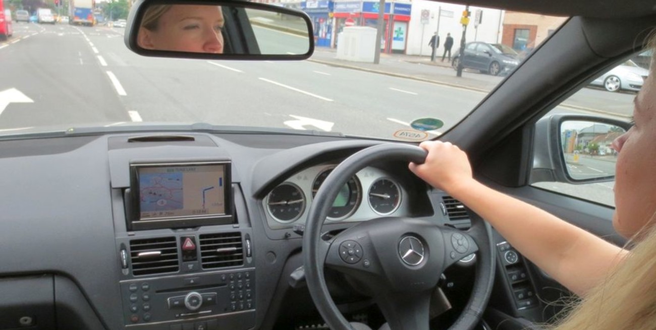 ¿Por qué en Reino Unido y otros países se conduce por la izquierda?