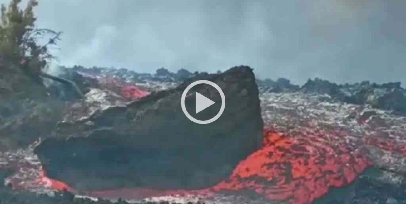 Video: un enorme bloque de piedra a la deriva en medio de un río de lava en La Palma