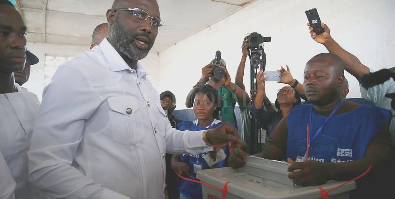 El ex futbolista George Weah se convirtió en presidente de su país