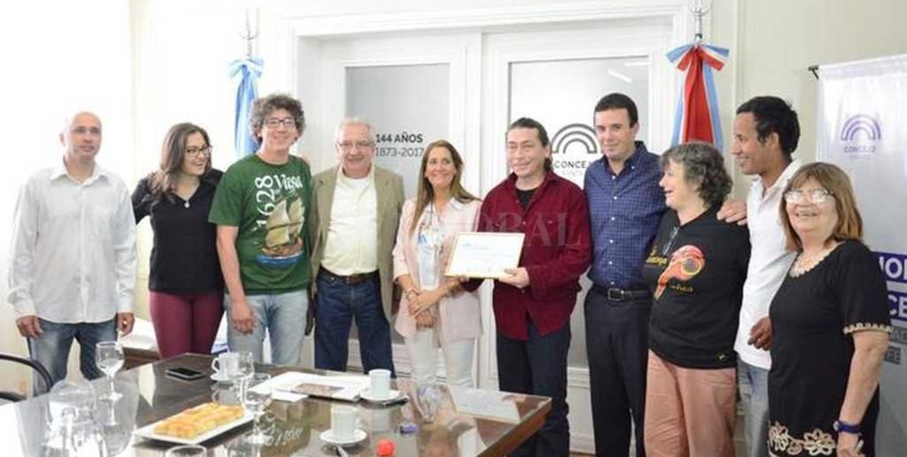 Reconocieron los 25 años de trayectoria del grupo de teatro callejero "La Tramoya"