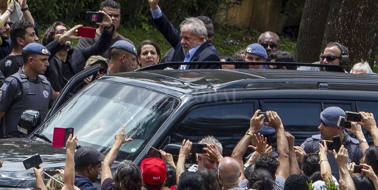 Lula participó en el sepelio de su nieto de 7 años y regresaba a la prisión