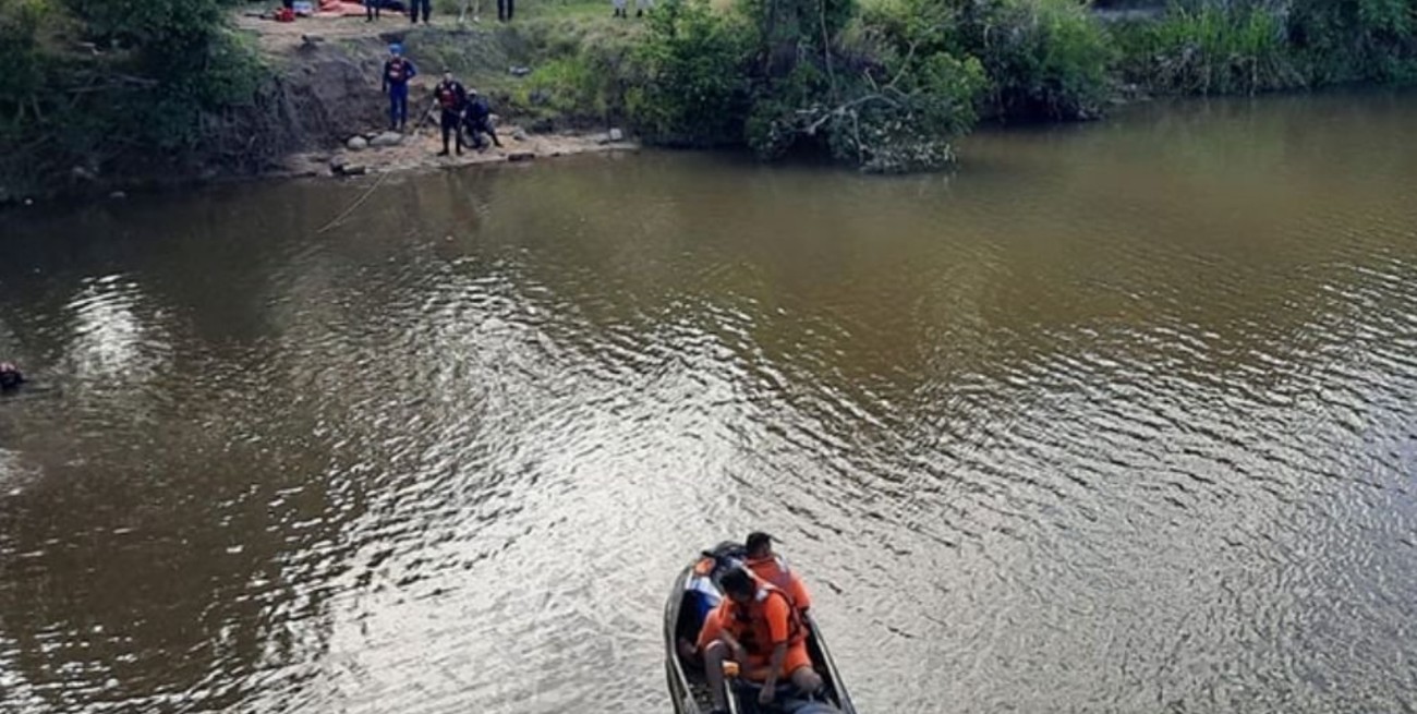Una mujer murió al caer el auto que conducía a un arroyo en Concepción del Uruguay