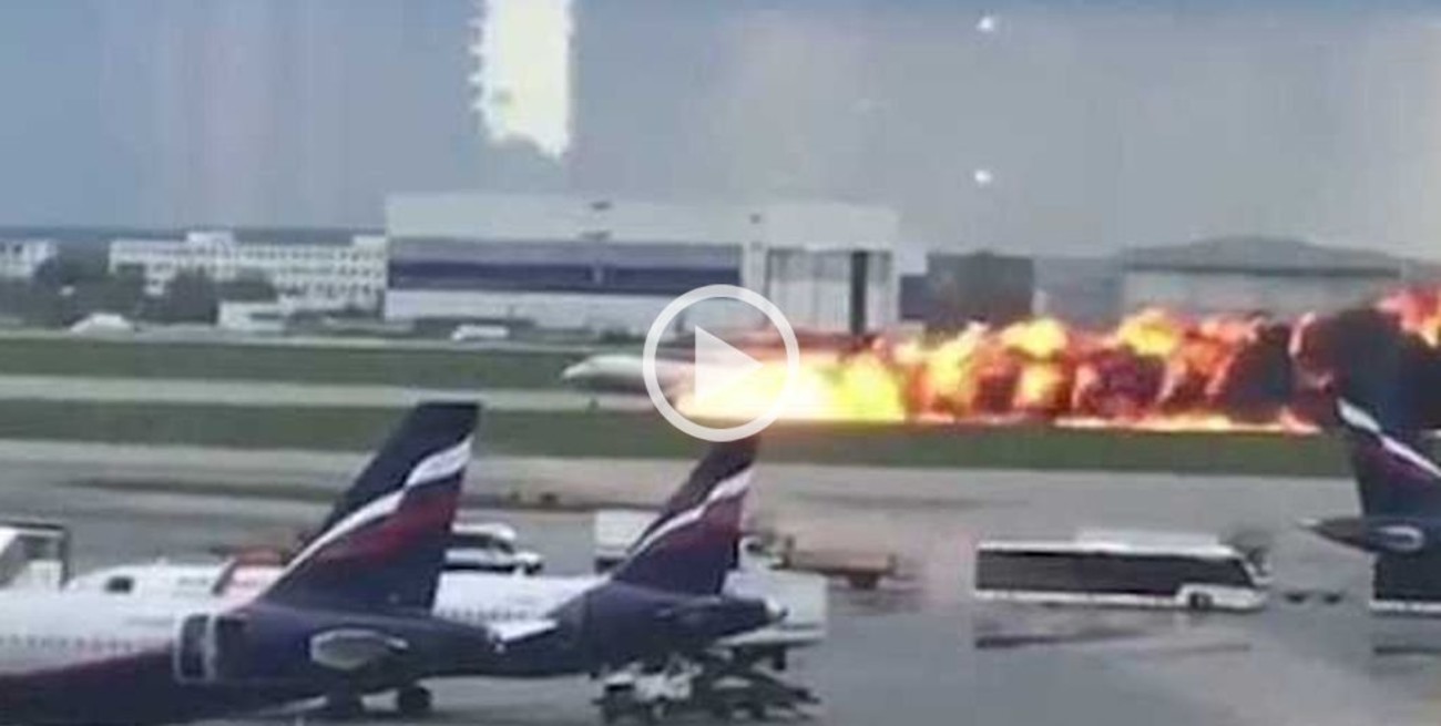 Un avión aterrizó en llamas en el aeropuerto de Moscú: al menos 41 muertos