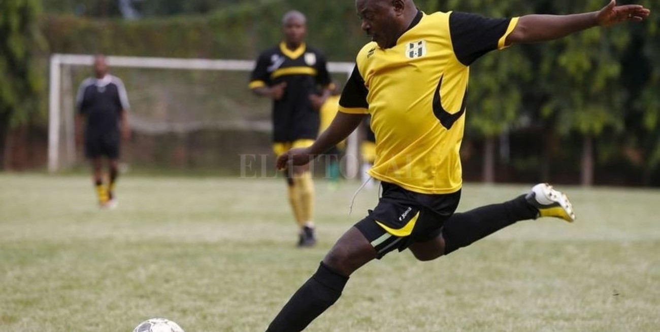 Insólito: El presidente de Burundi jugó un partido de fútbol, sufrió muchas patadas y apresó al DT rival