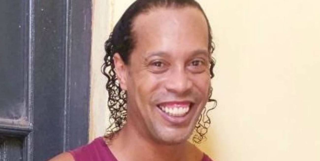 Ex jugadores visitaron a Ronaldinho en la cárcel