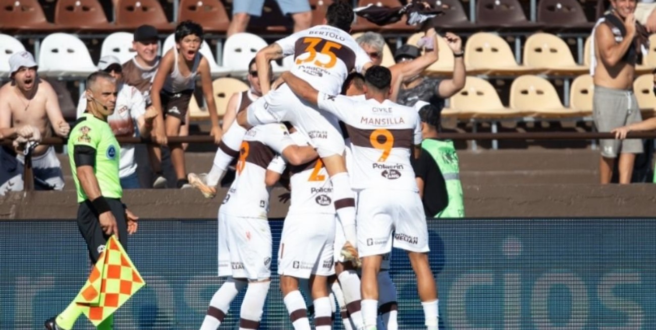 Platense goleó como local a Atlético Tucumán