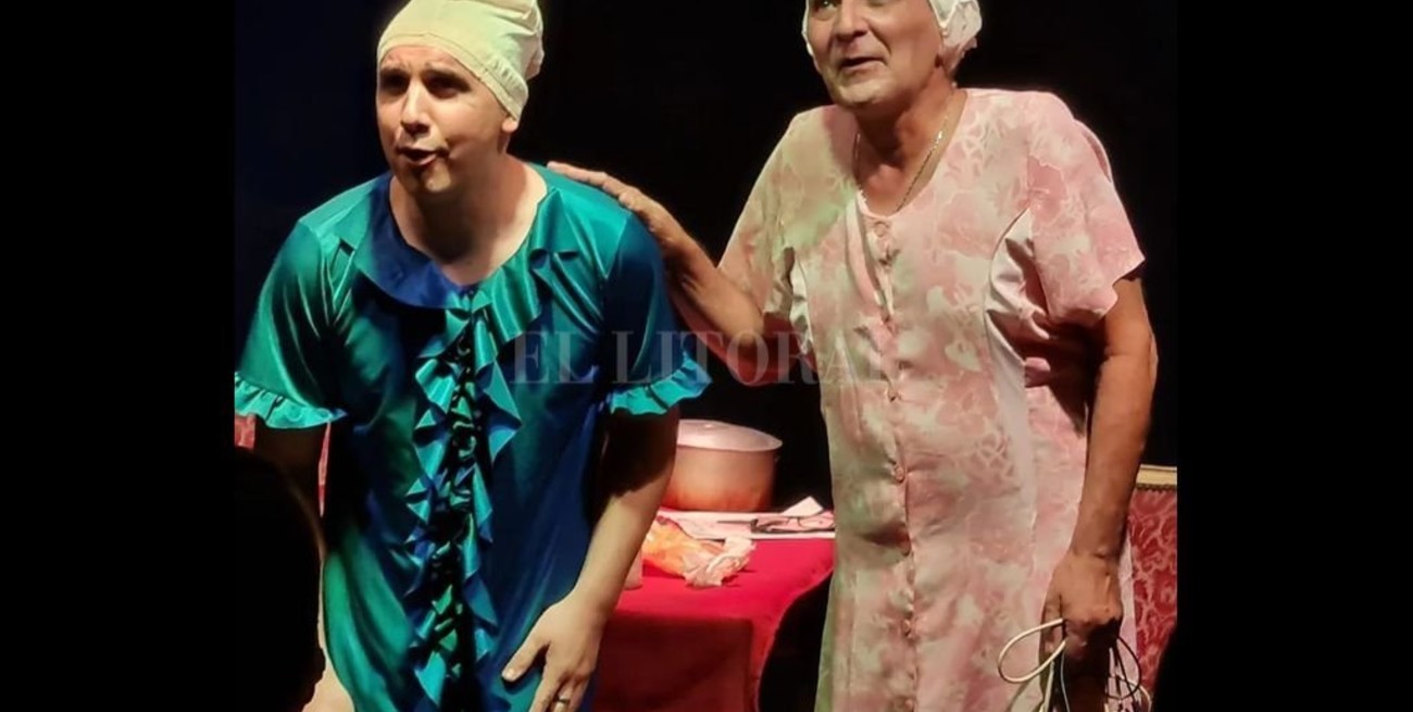 Dos ancianas abstraídas de la realidad