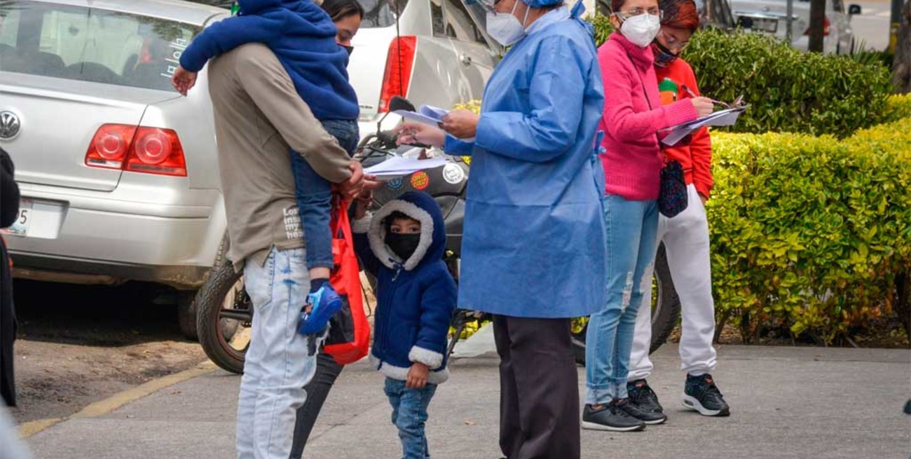 México supera los 300.000 muertos por Covid, suspenden vuelos y autorizan pastilla de Merck
