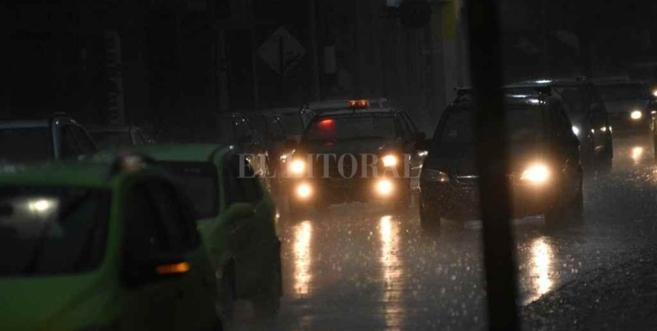 Efectos del temporal en Santa Fe: 45 mm de lluvia, una pared caída y la voladura de una carpa de hisopados