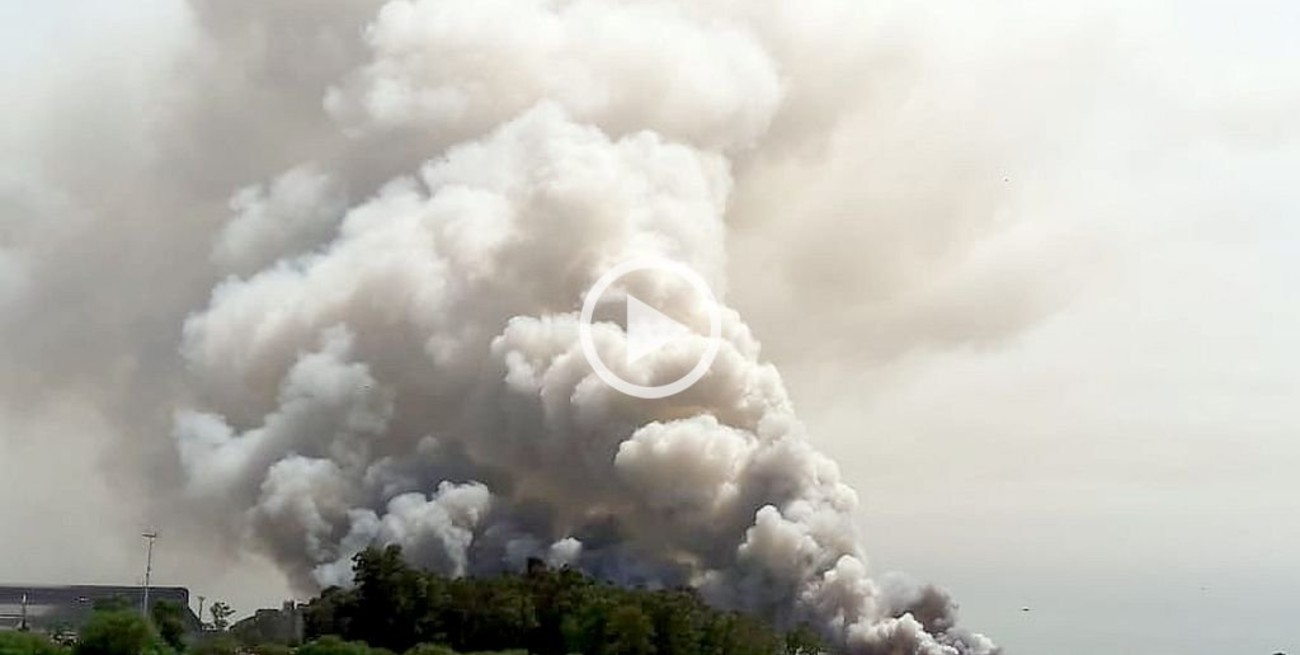 Unas 17 dotaciones de bomberos controlaron un incendio en Acindar