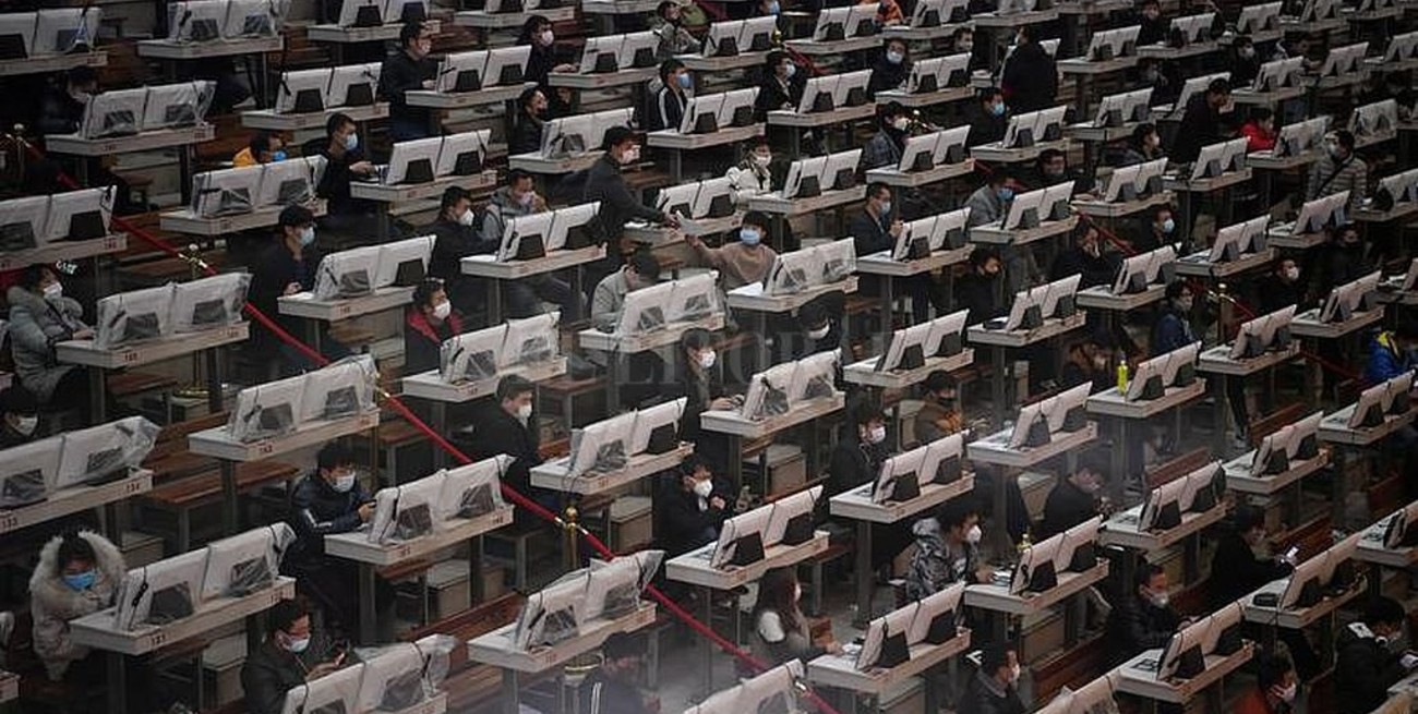 China desinfecta y destruye dinero en efectivo para contener el coronavirus