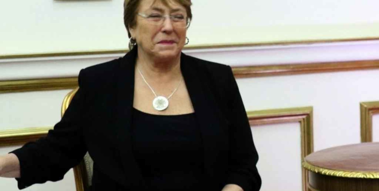 La ex presidenta Bachelet llegó a Chile, sin confirmar un encuentro con Gabriel Boric  