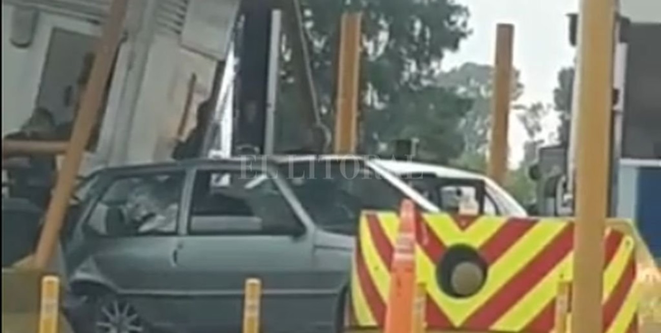 Video: dos autos terminaron incrustados en la cabina del peaje en Sauce Viejo