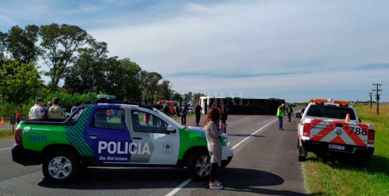 El micro que volcó en la ruta 2 tenía el seguro y la revisión técnica en vigencia