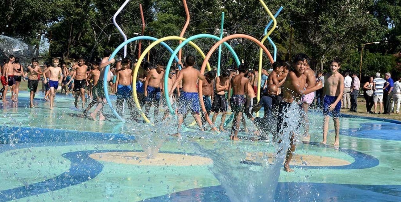 Los santafesinos ya disfrutan de la  plaza húmeda del Parque del Sur