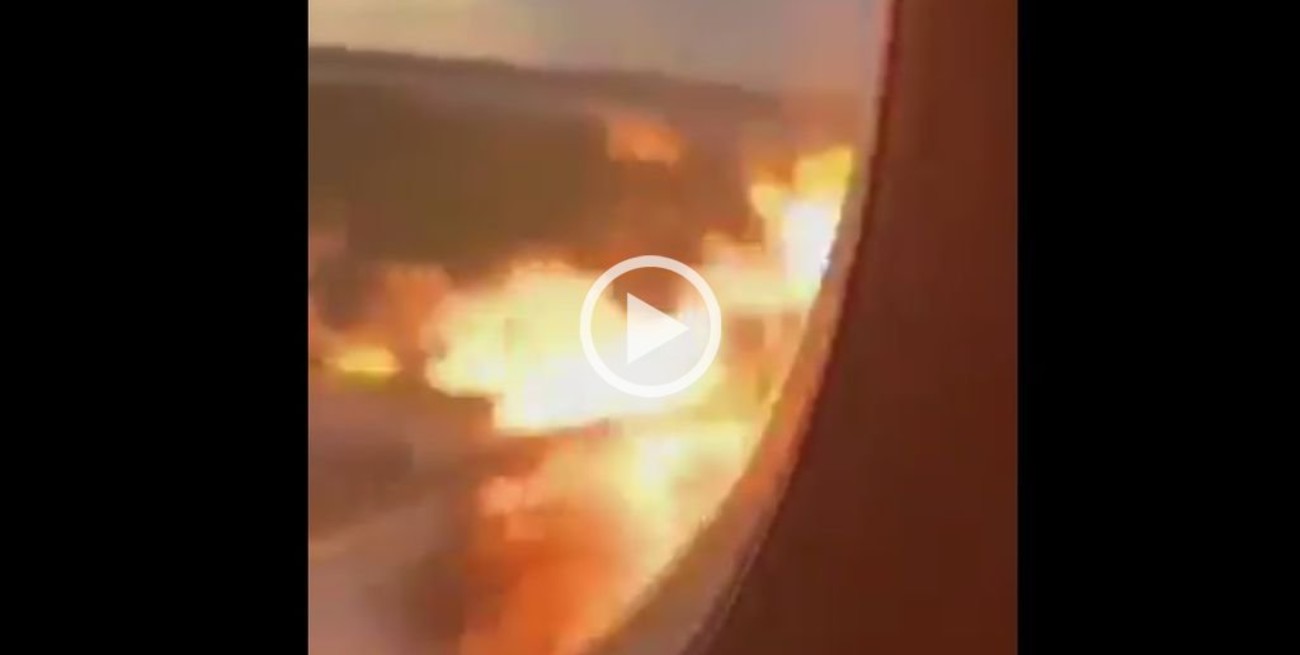 Video: Un pasajero filmó desde adentro el incendio del avión en Moscú