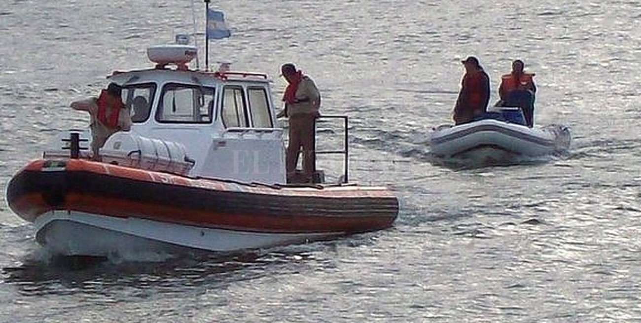 Buscan a un nadador extraviado en una competencia entre Quequén y Necochea