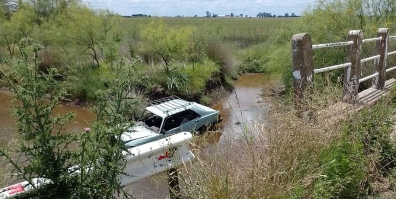 Hallaron un auto abandonado y semi sumergido en un canal