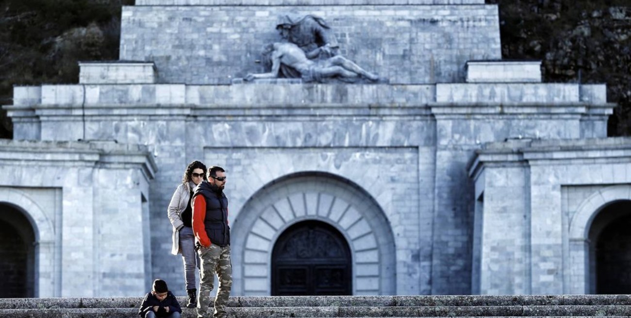 Comienza en España la primera exhumación en gran mausoleo franquista 