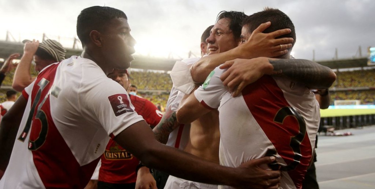 Perú venció a Colombia y se ubicó en zona de clasificación directa