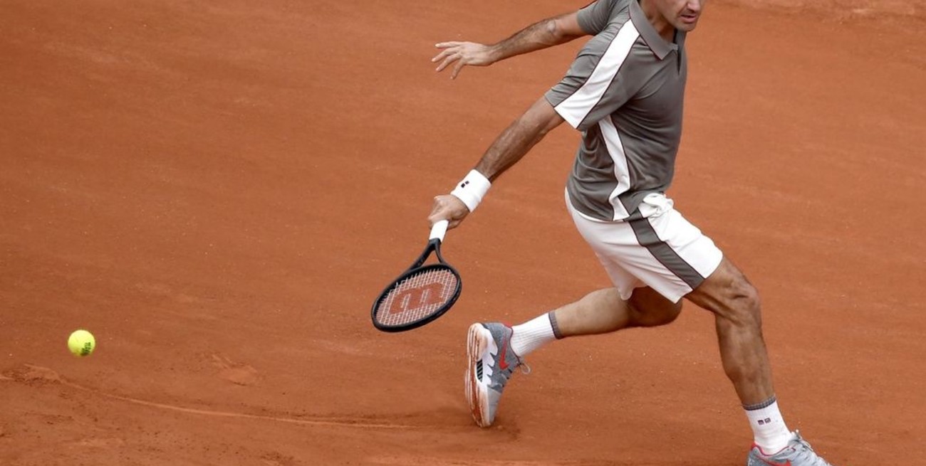 Federer volvió a Roland Garros con un triunfo
