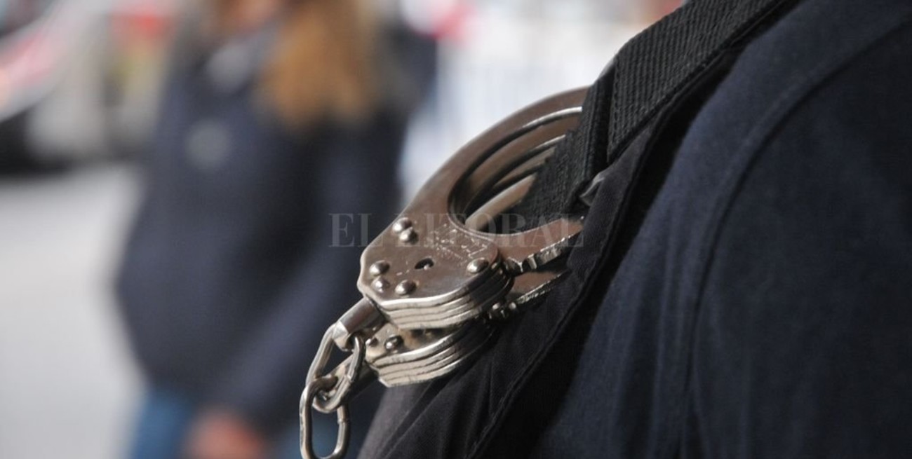 Agente policial involucrado en asalto a mano armada