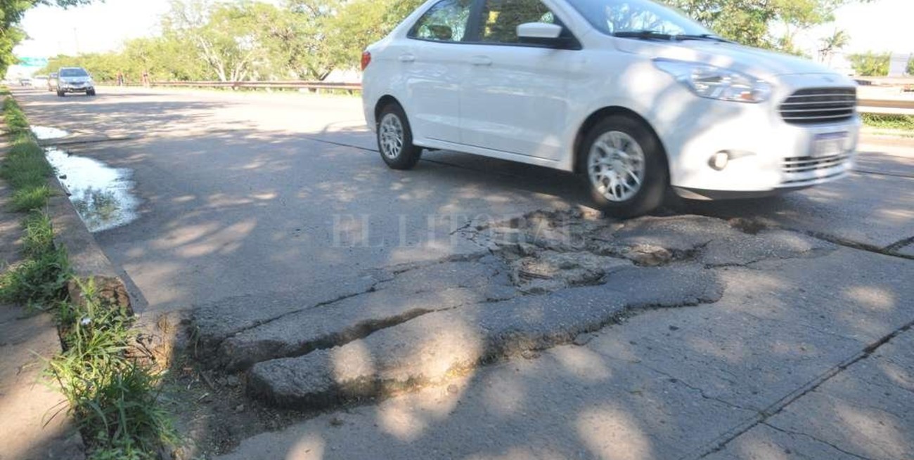 Dos enormes baches complican la circulación en el acceso sur a la ciudad