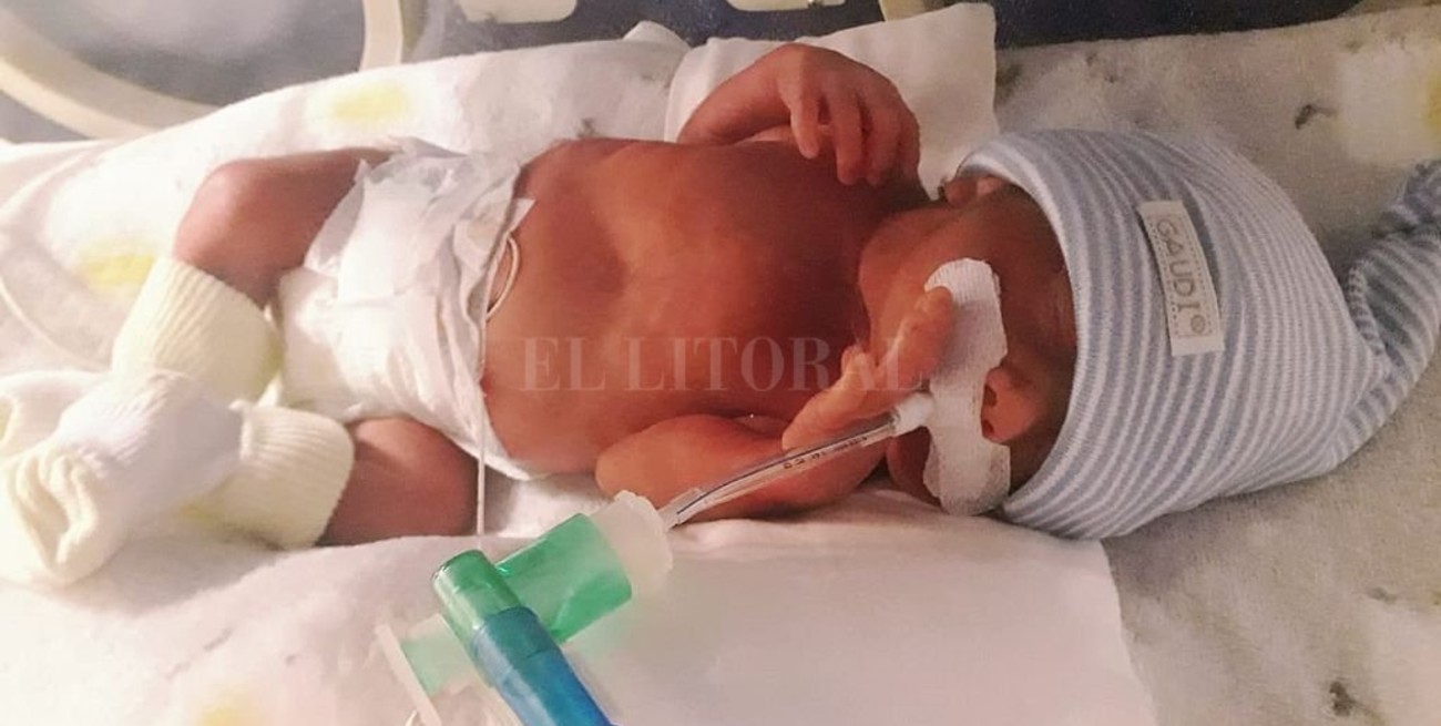Piden ropa para un bebé que nació prematuro
