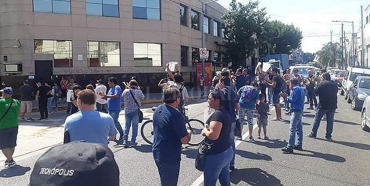 Denuncian 80 despidos sin causa en importante empresa nacional de cosméticos