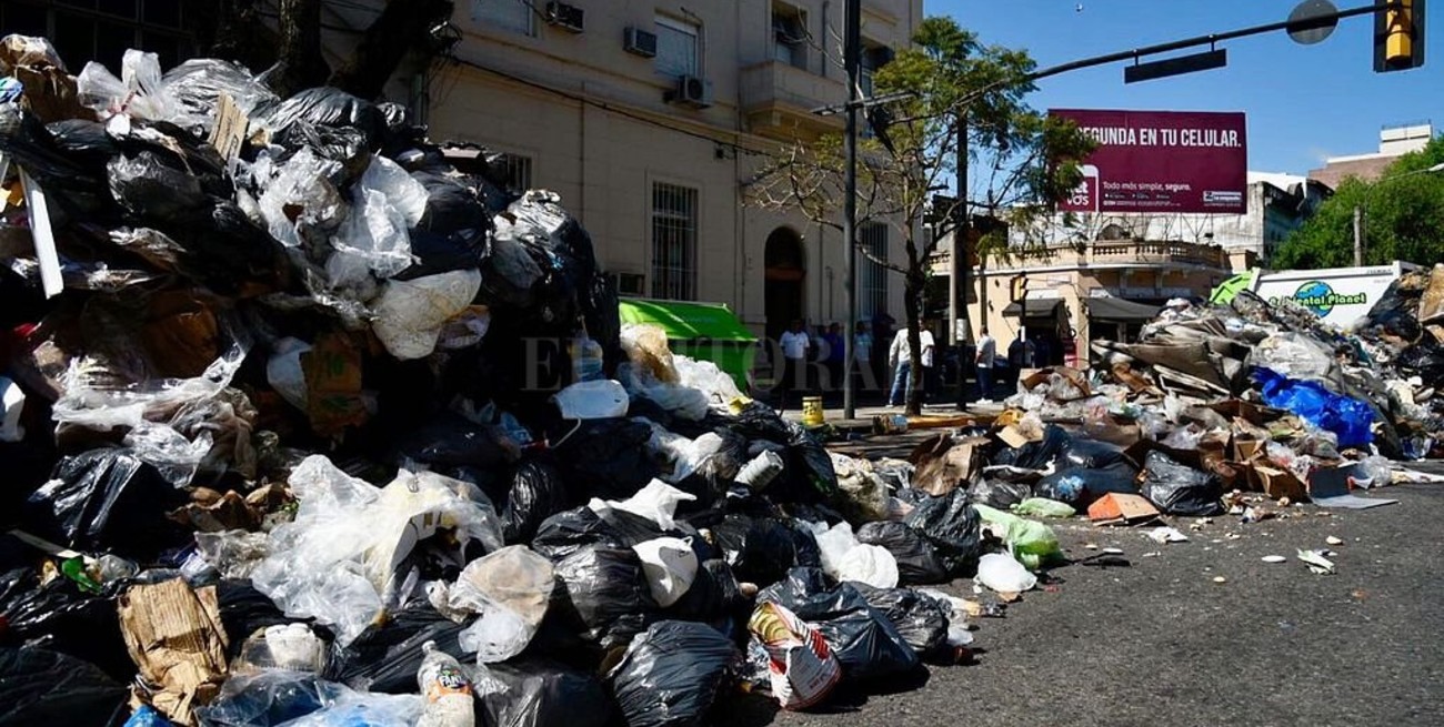 Recolectores de residuos tiraron montañas de basura en la calle