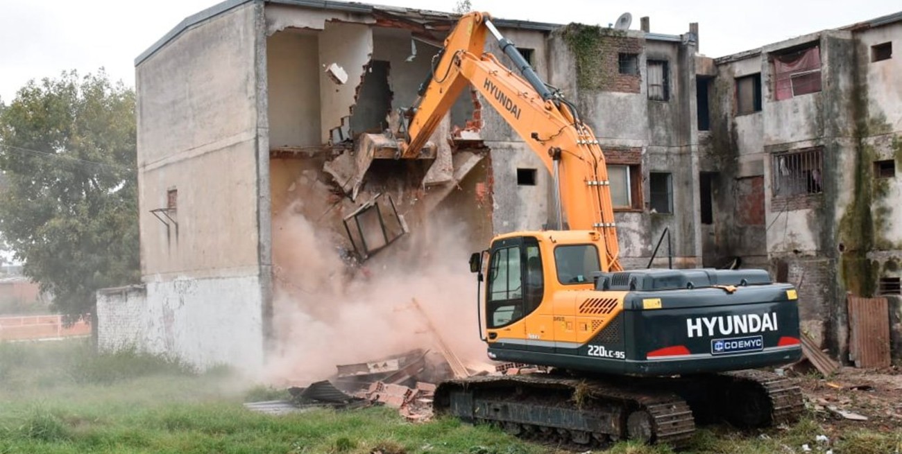 Video: derrumban una vieja torre en barrio Acería