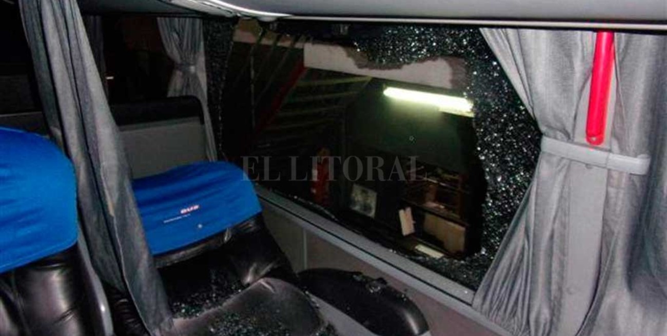 Apedrearon un colectivo y lesionaron a una pasajera 