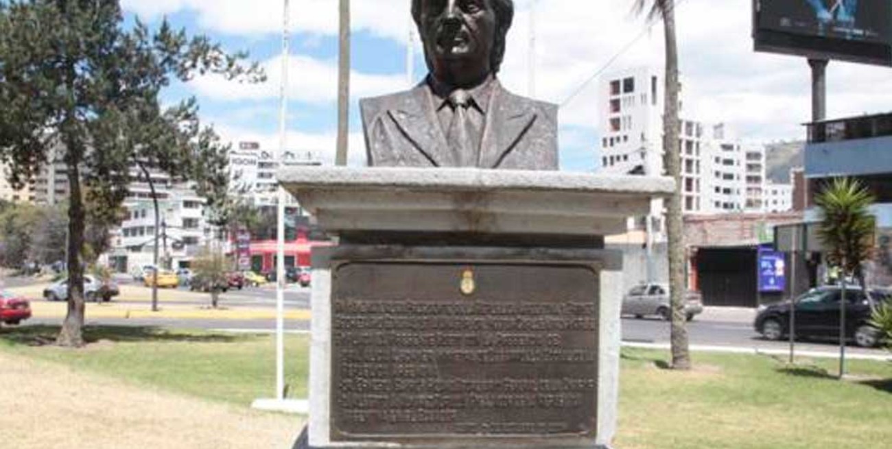 En la ciudad de Quito retiran el busto de Néstor Kirchner