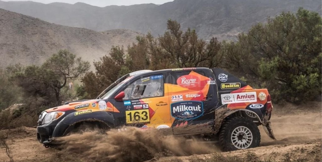 La bandera de Santa Fe, en lo alto