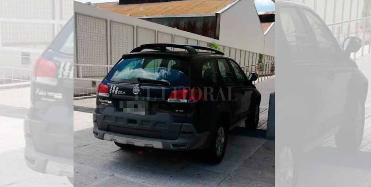 No le importa nada: auto mal estacionado bloquea la rampa para discapacitados del Cemafe