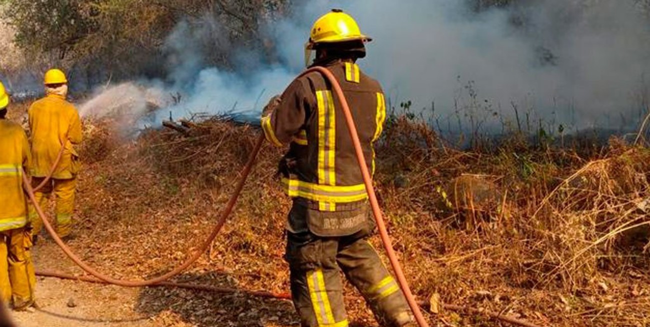 Bomberos intentan controlar los incendios en Tucumán