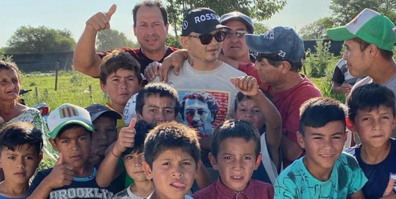 Marcos "Chino" Maidana visitó Vera y repartió billetes a los nenes del lugar