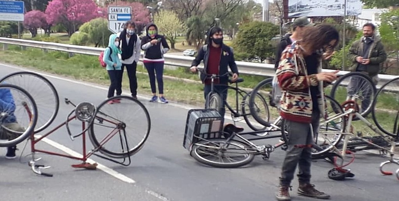 Corte pacífico del puente Rosario-Victoria como protesta por las quemas en islas del Delta