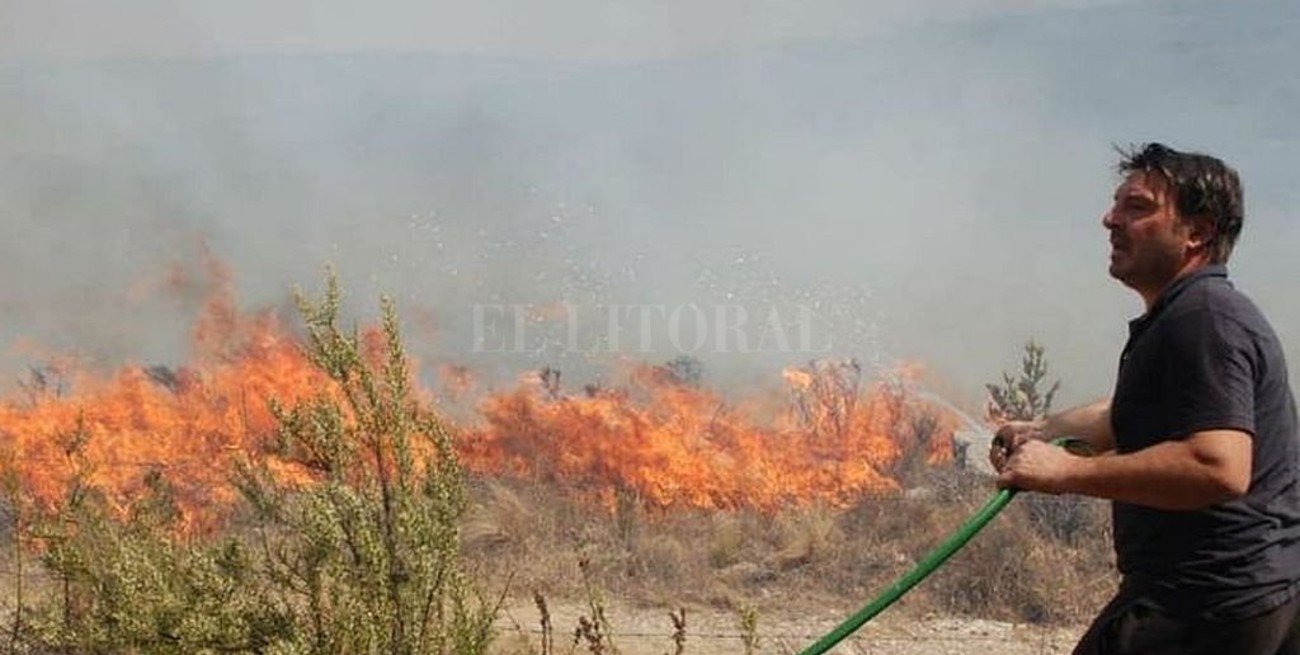 Córdoba: Damián De Santo colaboró para apagar un incendio forestal