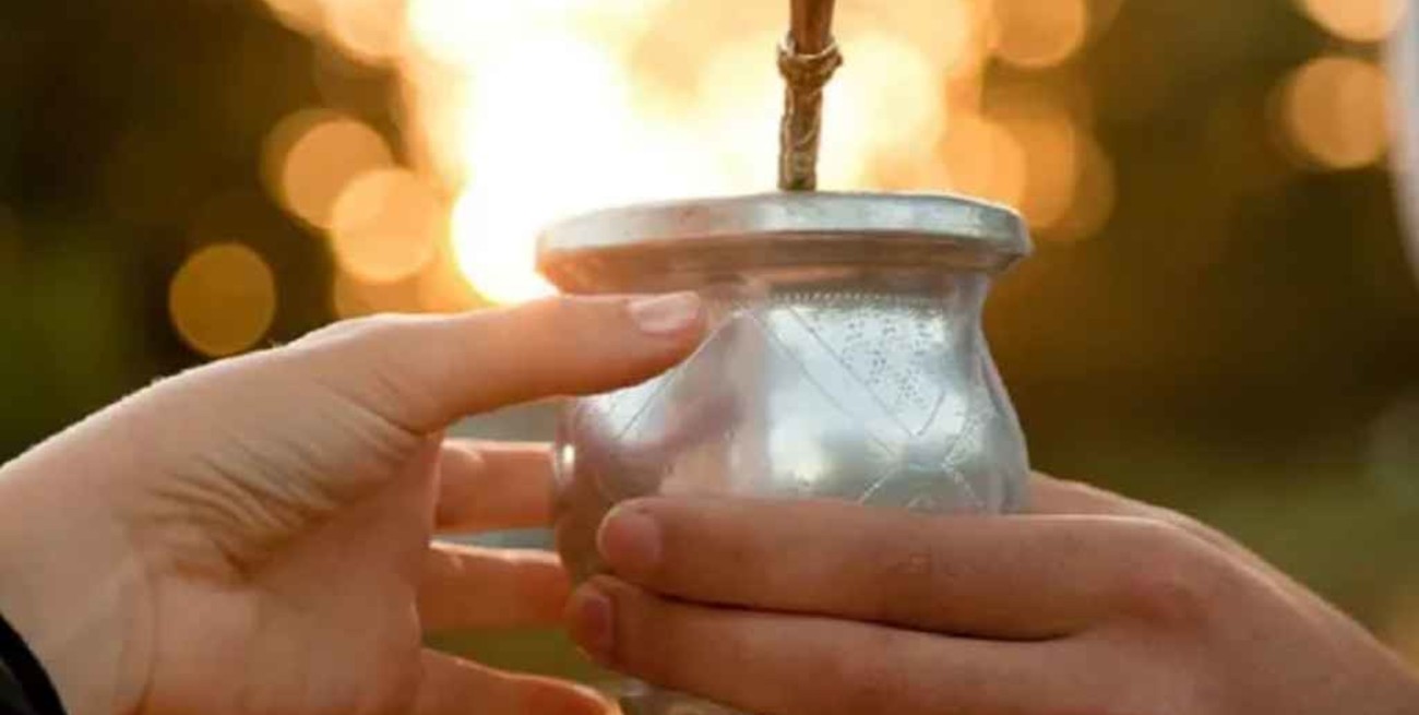 El director de un hospital amenazó con dejar sin yerba a la ciudad si no dejaban de compartir el mate