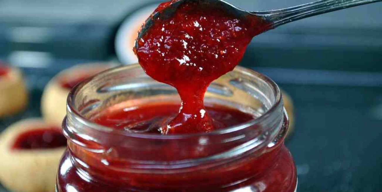 La ANMAT prohibió la venta de dos mermeladas y un postre helado