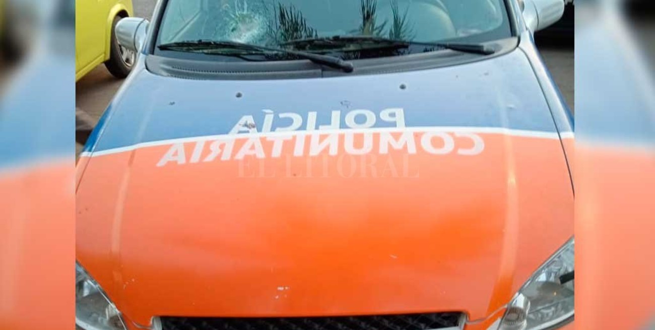 Lesionaron a una oficial de la policía y dañaron un patrullero en el oeste de la ciudad