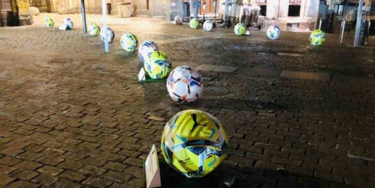 Madrid: suspendieron campaña publicitaria de La Liga con pelotas de hormigón porque la gente las pateaba