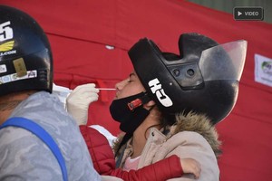 Guillermo Di Salvatore Hisopado. Se realiza de forma nasal, como muestra la imagen, o vía oral; y todo el estudio demanda apenas un minuto.