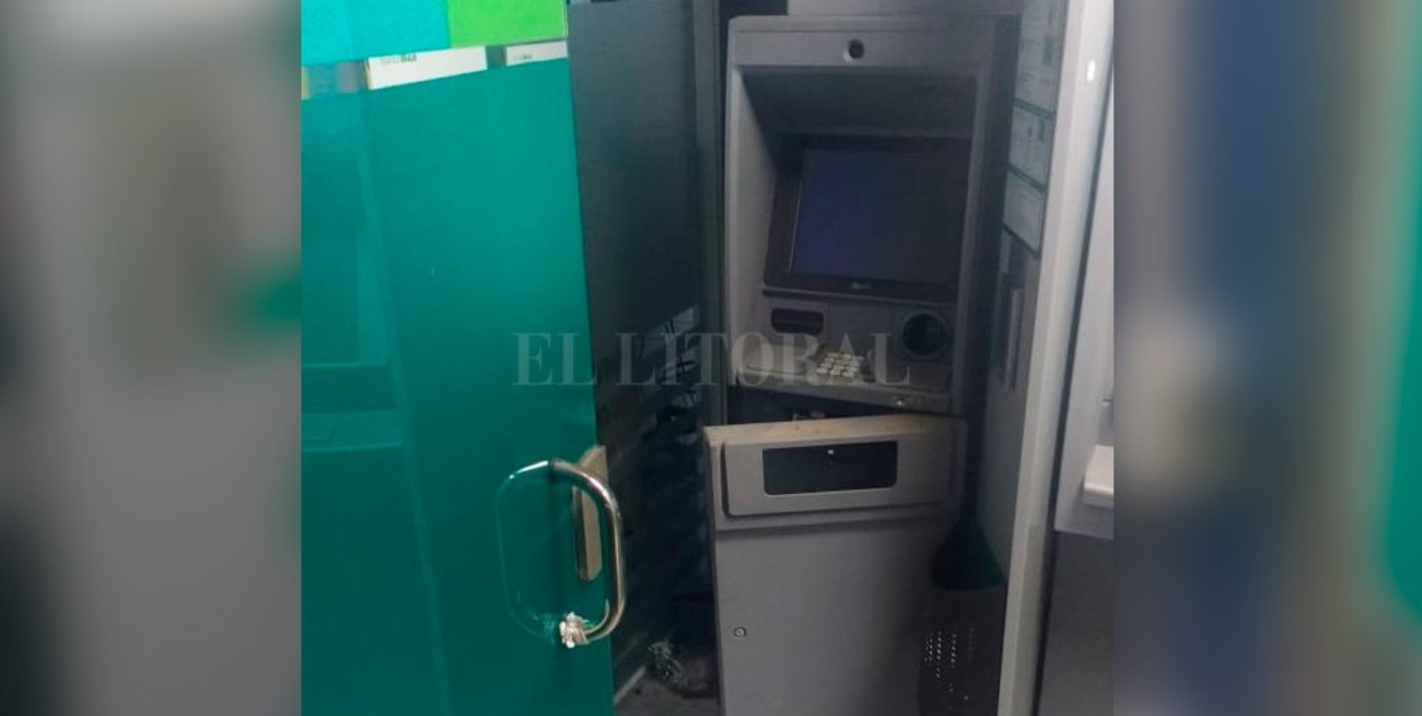 Destrozos en un cajero automático de Banco Bica