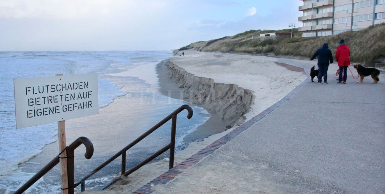 El huracán "Sabine" destruyó casi por completo una playa en Alemania