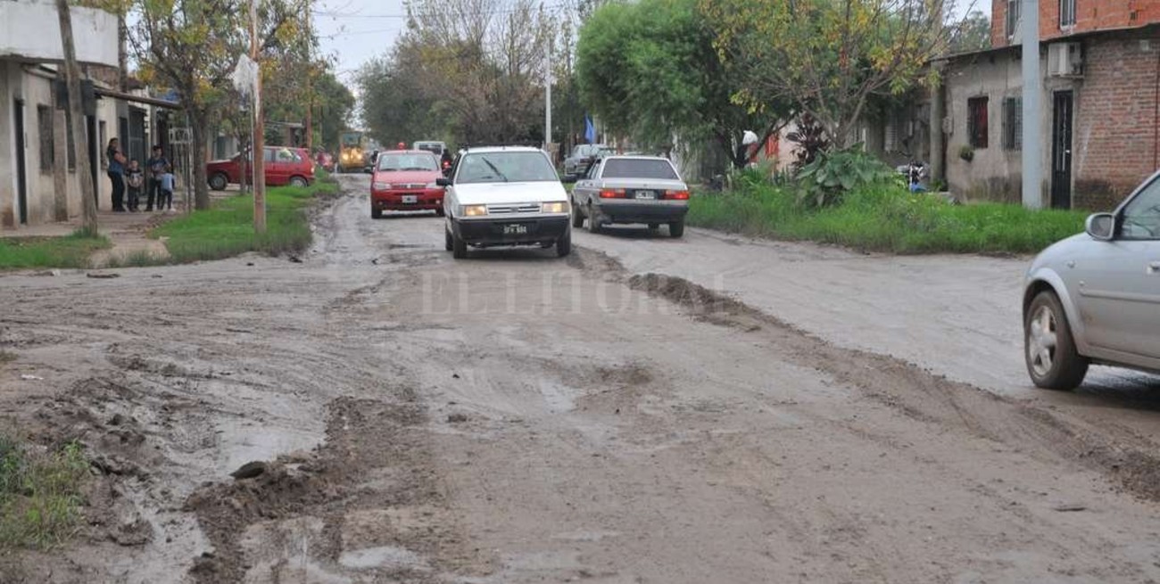 En el norte, una calle neurálgica es un lodazal y no circula la Línea 1