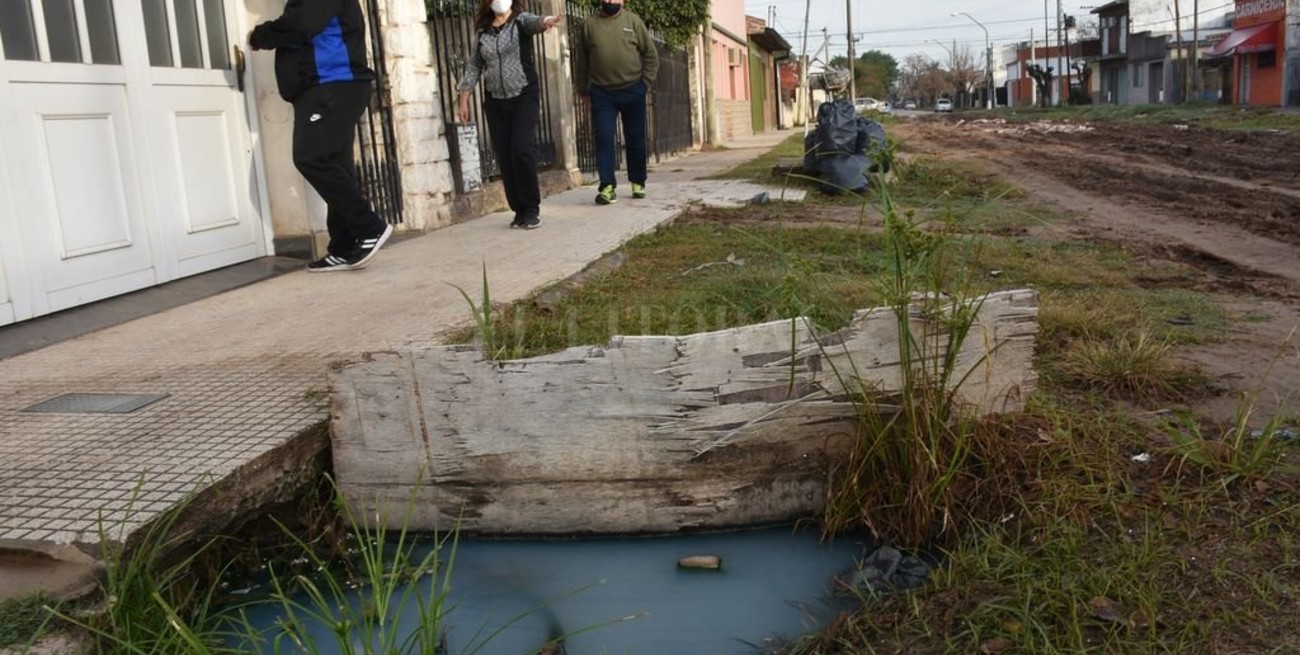 Insólito: vecinos juntaron plata para el arreglo de una calle 