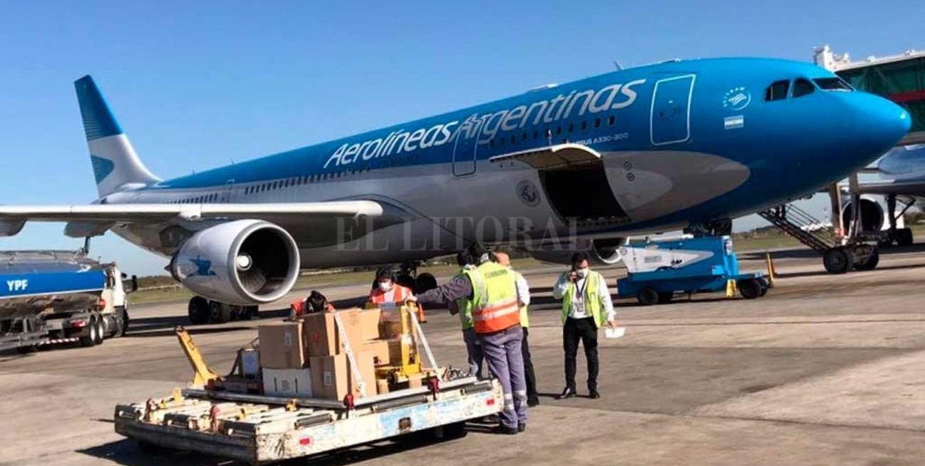 Regresó el primer vuelo que trajo 14 toneladas de insumos médicos desde Shangai